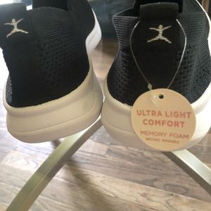 WOMENS BLACK DANSKIN SLIP ONS WITH COMFORT, SIZE 10. ULTRA LIGHT COMFORT